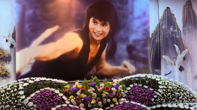 資深藝人李小飛8日告別式,以《鹿鼎記》的韋小寶經典角色當作遺照人生謝幕。(李翔提供) 資深藝人李小飛8日告別式,以《鹿鼎記》的韋小寶經典角色當作遺照人生謝幕。(李翔提供)