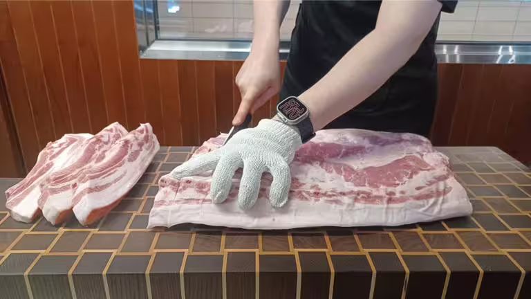 「金豬食堂」台灣店與頂級豬肉品牌「究好豬」合作,選用與韓國「金豬」相同LYD優質豬種,其油花分布均勻、肉質Q彈、清爽無腥味。(陳韻萍攝) 「金豬食堂」台灣店與頂級豬肉品牌「究好豬」合作,選用與韓國「金豬」相同LYD優質豬種,其油花分布均勻、肉質Q彈、清爽無腥味。(陳韻萍攝)