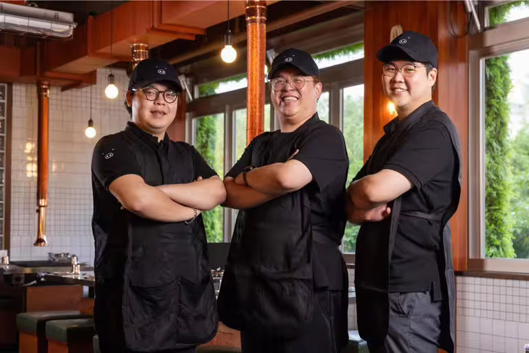 「金豬食堂」台灣分店開幕前,內外場主要幹部曾遠赴韓國本店受訓半年時間,練就一烤入魂的職人精神。(金豬食堂提供) 「金豬食堂」台灣分店開幕前,內外場主要幹部曾遠赴韓國本店受訓半年時間,練就一烤入魂的職人精神。(金豬食堂提供)