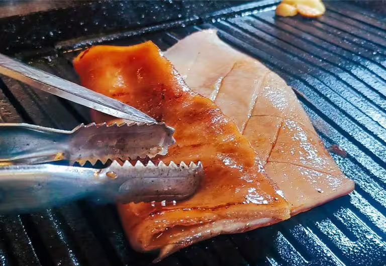 整場燒肉盛典最後登場的烤豬皮,由專人將豬皮烤至呈現焦糖色澤、軟硬適中,再沾上韓國蒜頭醬油與黃豆粉一同入口,讓人吃到停不下筷子。(陳韻萍攝) 整場燒肉盛典最後登場的烤豬皮,由專人將豬皮烤至呈現焦糖色澤、軟硬適中,再沾上韓國蒜頭醬油與黃豆粉一同入口,讓人吃到停不下筷子。(陳韻萍攝)