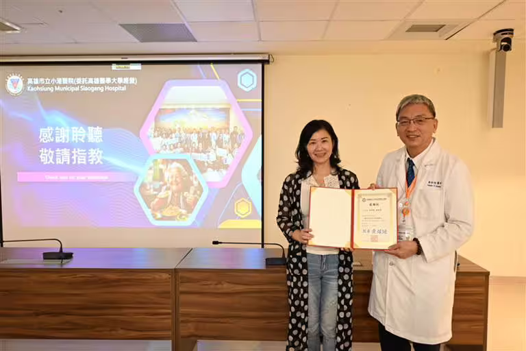馮明珠(左)否認不倫。(高雄市立小港醫院臉書) 馮明珠(左)否認不倫。(高雄市立小港醫院臉書)