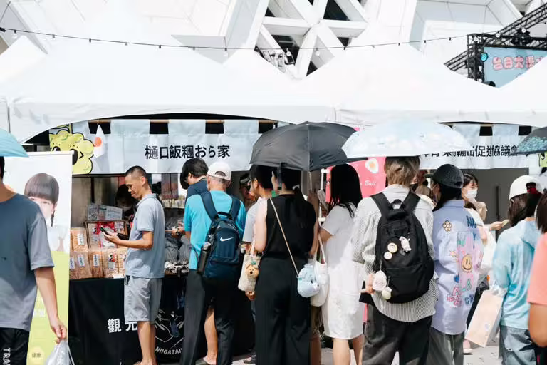 台日鮮果與創意甜點攤位前大排長龍。   圖：高雄市行國處/提供