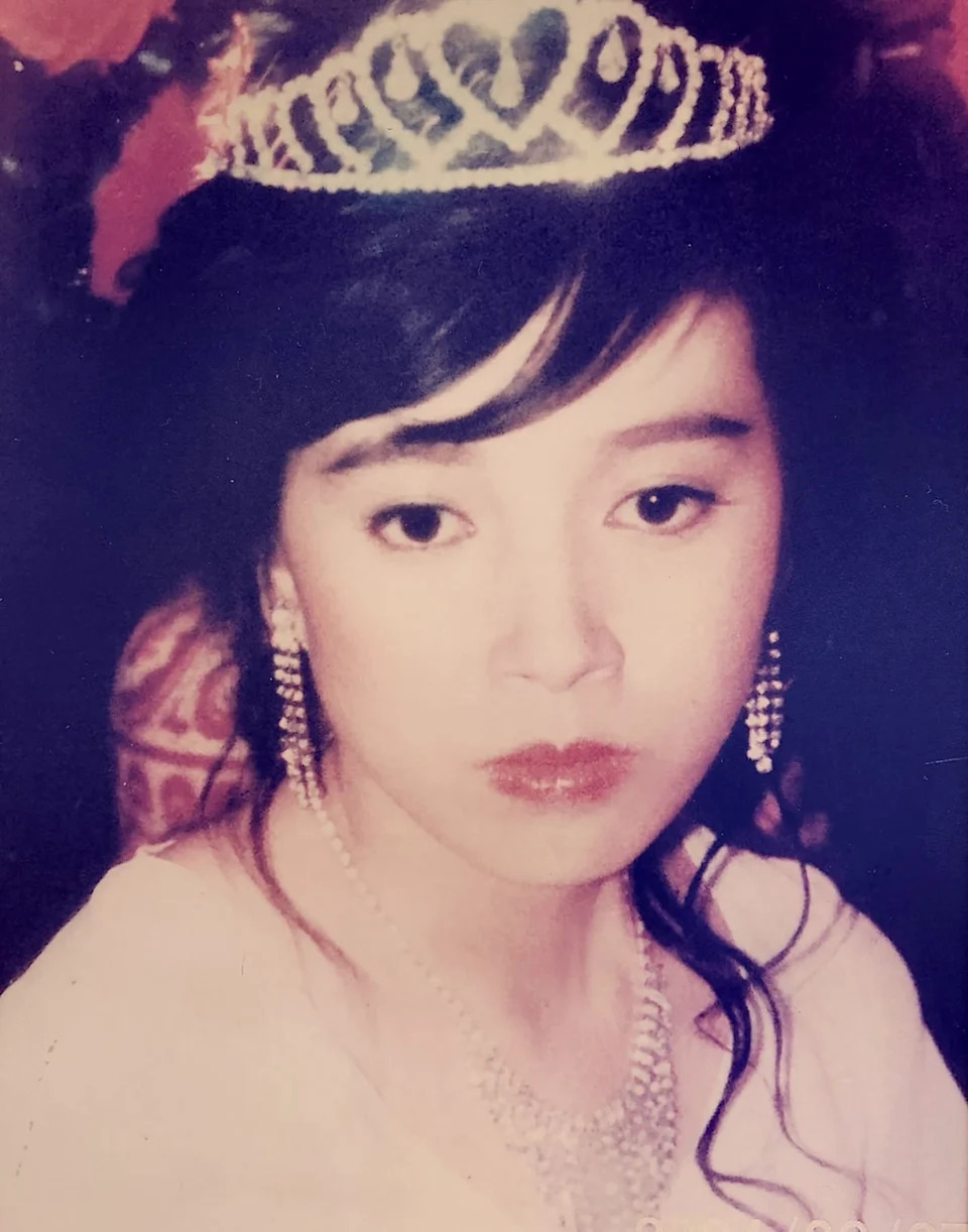 許純美頭戴閃亮皇冠、搭配垂墜耳環及項鍊,神情帶著幾分少女的嬌羞。圖/許純美提供