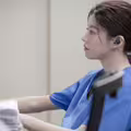 為何頂全妝出現在手術室？《機智住院醫生生活》高允貞親揭妝容考量：打光＋色彩校正讓唇色意外搶鏡