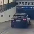 男童蹲路中央遭車碾壓　事發時爺爺就在旁邊