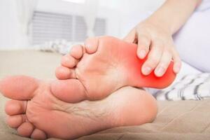 足跟、足底痛？可能是足底筋膜炎，教您4種治療方法和疼痛說拜拜