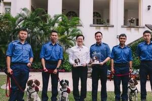 香港特首「宴請」搜救犬！引發熱議，展示「超哥」接地氣工作風