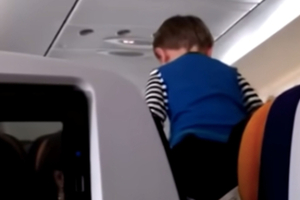 影／3歲男童「搭機8小時無間斷尖叫」　乘客捂耳崩潰畫面曝