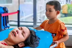 被父母拋棄！7歲弟「推11歲姊看病」堅強喊：別怕，妳還有我