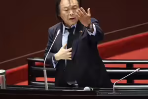 不爽王世堅嗆老柯 他嗆已把聯絡方式刪了