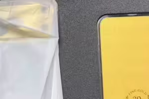 「黃金手機殼」要價63萬！電商：買就送iPhone 17 Pro Max