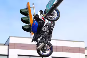 罕見車禍!「機車噴飛掛紅綠燈」傷者情況曝光 罕見車禍!「機車噴飛掛紅綠燈」傷者情況曝光