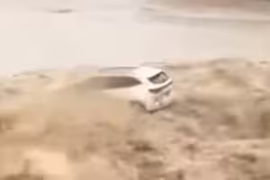中國大橋又坍塌 白色轎車「墜河遭沖走」 中國大橋又坍塌 白色轎車「墜河遭沖走」