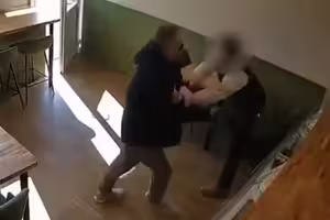 驚爆持刀隨機攻擊案!歹徒慘變沙包被痛扁 驚爆持刀隨機攻擊案!歹徒慘變沙包被痛扁