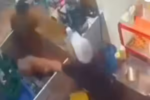 滾油整鍋淋下去　女員工慘遭狠潑