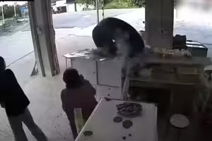 路邊商店飛來橫禍！巨大輪胎如砲彈衝擊