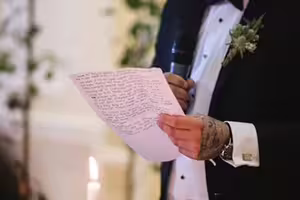 伴郎致詞一半「下跪求婚」女主角答應了!全場賓客嗨爆 新郎氣到走人 伴郎致詞一半「下跪求婚」女主角答應了!全場賓客嗨爆 新郎氣到走人