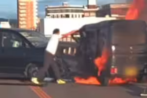 國中教師目睹火燒車 徒手硬掰車門救人 國中教師目睹火燒車 徒手硬掰車門救人
