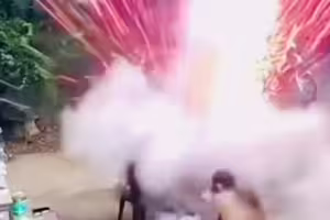 2男烤肉吃一半 爐具突爆炸慘了 2男烤肉吃一半 爐具突爆炸慘了