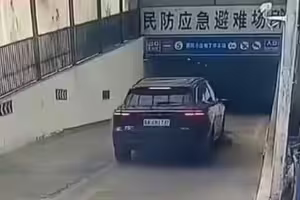 男童蹲路中央遭車碾壓　事發時爺爺就在旁邊