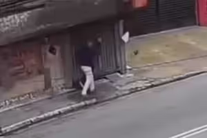 房屋外牆突整片掉落 老翁走一半被活埋 房屋外牆突整片掉落 老翁走一半被活埋