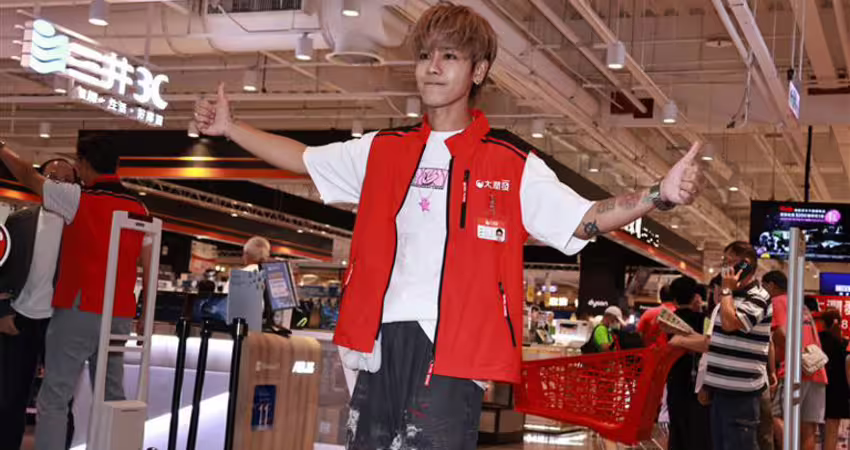 大全聯登場！賣場驚見「超帥收銀員」身份曝光竟是大咖男歌手