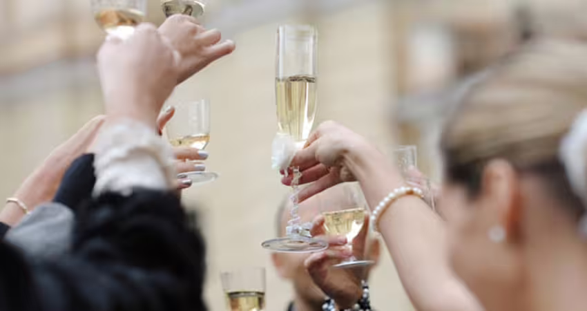 新娘穿超辣禮服　敬酒「整片露出來」網傻眼：婆婆能接受？