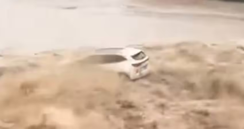 中國大橋又坍塌　白色轎車「墜河遭沖走」