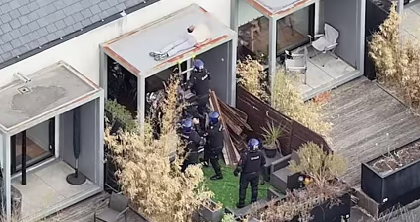 通緝犯累了睡屋頂　警察趁虛而入慘了