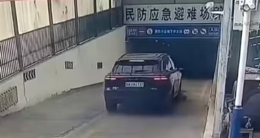 男童蹲路中央遭車碾壓　事發時爺爺就在旁邊