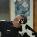 小浪貓自己闖進警察局，警察叔叔忍不住跟牠玩，自拍後就被征服了