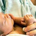 新生寶寶很乖不愛哭鬧，婆婆卻覺得不對勁兒，到醫院檢查媽媽大哭
