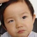 6歲男童一覺醒來黑眼珠「消失」了，醫生診斷與家長放任玩它有關