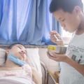 後媽患白血病，12歲繼子撿垃圾賣錢：我捨不得她死，也不讓她死