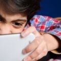 戒掉孩子「手機癮」，家長遵照這5個步驟，孩子更願意接受！