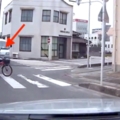 發現小學生可能會被撞　日本駕駛「轉一轉方向盤」神救援