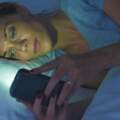 你也會在睡前用這個姿勢玩手機？　醫生警告母湯這樣做：有人因此看不見