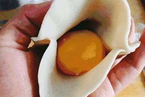 將雞蛋倒入兩張餃子皮中，5分鐘後不愛吃雞蛋的孩子樂了