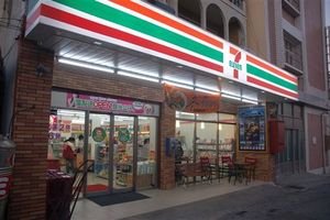 只是領個錢…他卻被超商店員「神暗算」　還原過程網友笑噴