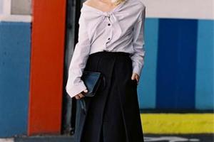 简约主义是现在强大的趋势之一，最简单的方法就是在纯色系的单品里面套上黑白的高领毛衣，又暖又有气质。