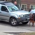 白目車主「把車停在入口處」就跑去買咖啡，回來後就發現鄰居帶著這些東西坐在車前面…這招太神了！