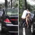 野生老情侶在「雨中靠著車瘋狂愛愛」，車上女子崩潰！ (兒童不宜)