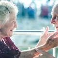 老爺爺苦等20年終於娶回「真愛93歲老奶奶」，他在婚禮上致詞「妳完整了我」害大家感動哭！