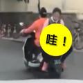 女孩「背對跨坐機車」穿梭車陣，媽媽無視「女兒手上動作」網讚：我家孩子有妳一半就好！ (影片)