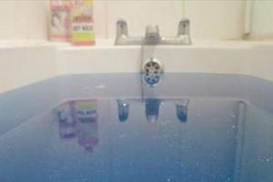 風靡日本網友的「在銀河系泡澡」神奇體驗，原來只要用一個東西就能在浴缸創造出自己的小宇宙！