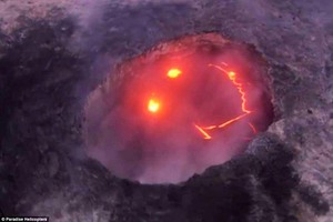 攝影師從空中俯拍夏威夷最活躍的火山，卻發現火山不僅「露出微笑」而且還看起來非常開心！ 火山笑了？！