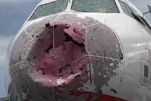 這名機長遇到大冰雹把飛機擋風玻璃砸裂，當下果斷決定「盲降」神救援127名乘客！ 