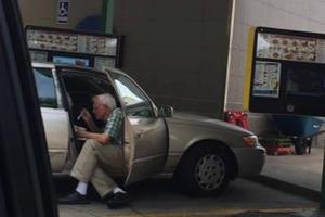 牧師買完冰淇淋發現有老爺爺「蹲坐在副駕旁」，一看到車內的人…就忍不住感動上傳了！
