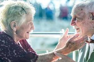 老爺爺苦等20年終於娶回「真愛93歲老奶奶」，他在婚禮上致詞「妳完整了我」害大家感動哭！