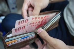 陌生小學生在超商跟他伸手「借20元買飲料」，他果斷拒絕後…理由讓網友超讚同！